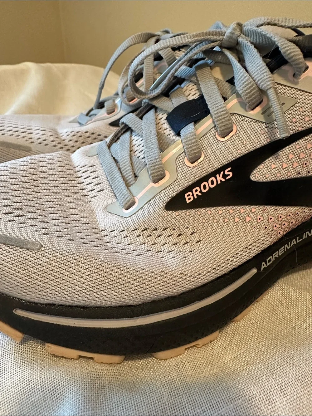 Brooks Adrenaline GTS 22 Women’s Running Shoes Gray Rose 8.5 Athletic Neutral